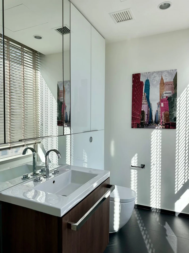 For sale, for rent!! Condo 185 Ratchadamri, a luxury condo in a prime location in the heart of the city, next to Lumpini Park. Don't miss it!!