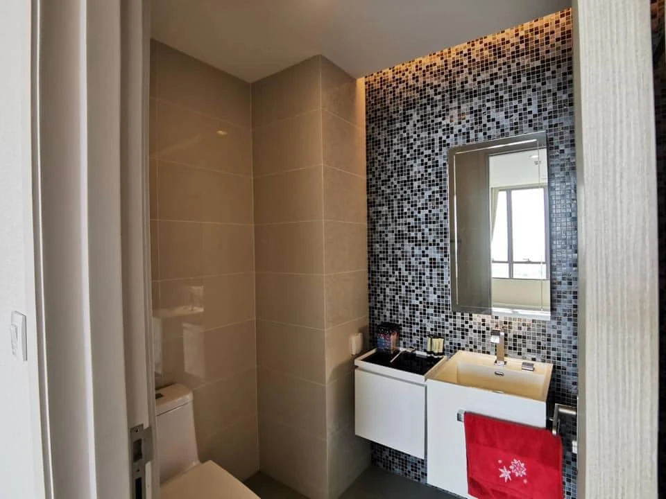 For sale, for rent, Condo 333 Riverside, empty room, 39th floor, river view, those who like to decorate their rooms should not miss this.