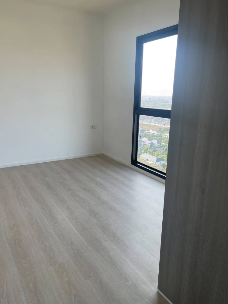 For sale or rent: Aspace Mega 1 condo, unfurnished unit, 32nd floor, expressway view. Perfect for interior design enthusiasts!