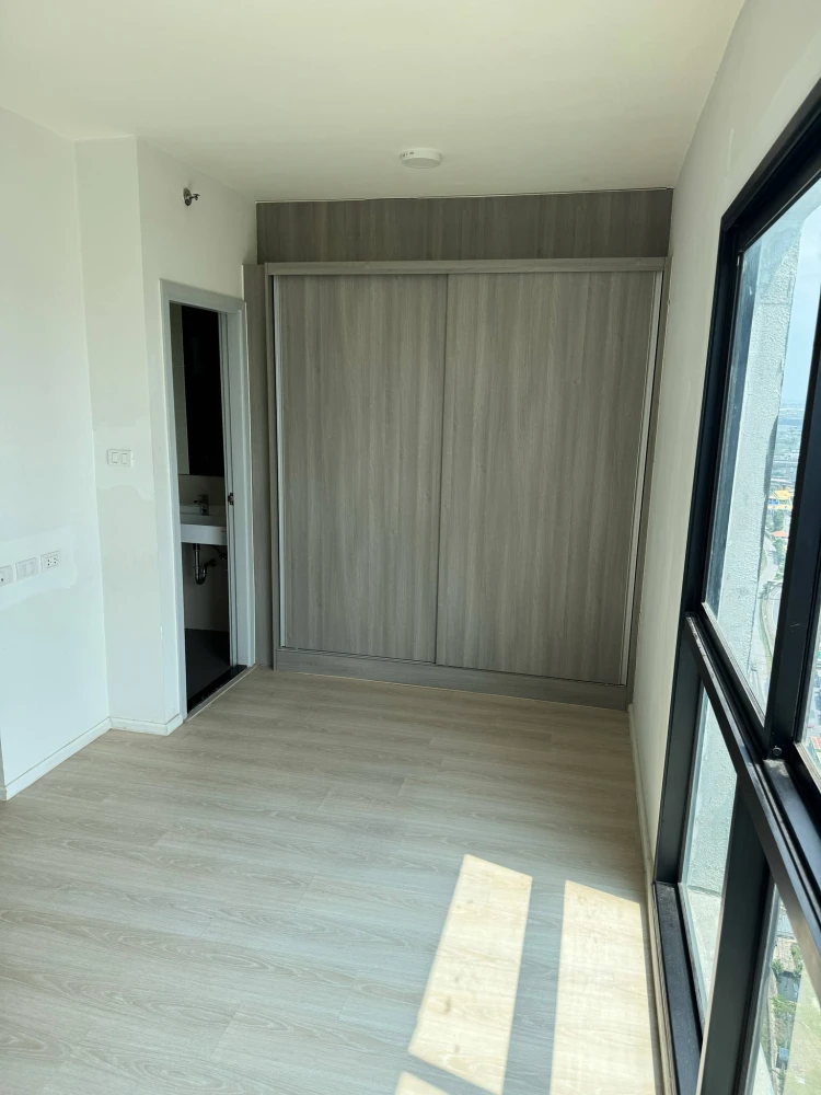 For sale or rent: Aspace Mega 1 condo, unfurnished unit, 32nd floor, expressway view. Perfect for interior design enthusiasts!
