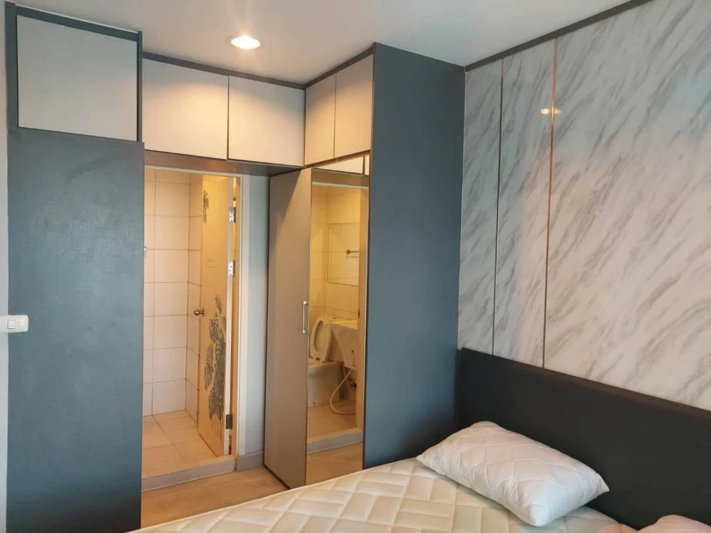 Urgent sale or rent, Aspire Ngamwongwan condo, ready to move in decoration room Built-in is heavy. You can carry your bag and move in.