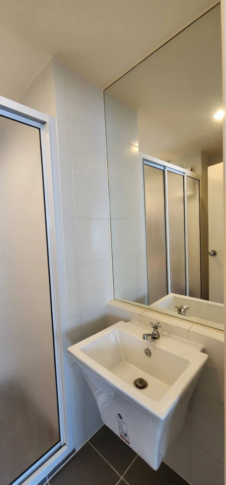 Condo for sale or rent, Aspire Rattanathibet 2, nice to live in, wallpaper throughout the room. All equipment complete. Reserve now.