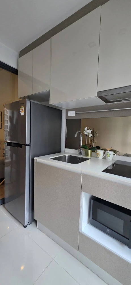 For sale or rent: IDEO Rama 9 - Asoke condo. Nice unit, high floor, city view. Convenient and fully furnished. Don't miss out!