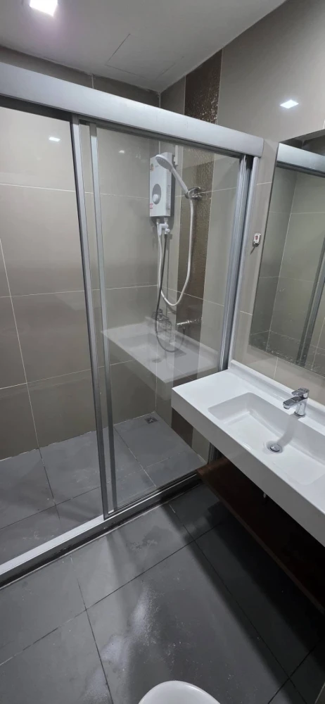 For sale or rent: IDEO Rama 9 - Asoke condo. Nice unit, high floor, city view. Convenient and fully furnished. Don't miss out!