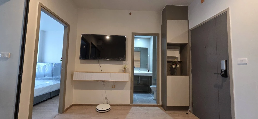 For sale or rent: IDEO Rama 9 - Asoke condo. Nice unit, high floor, city view. Convenient and fully furnished. Don't miss out!