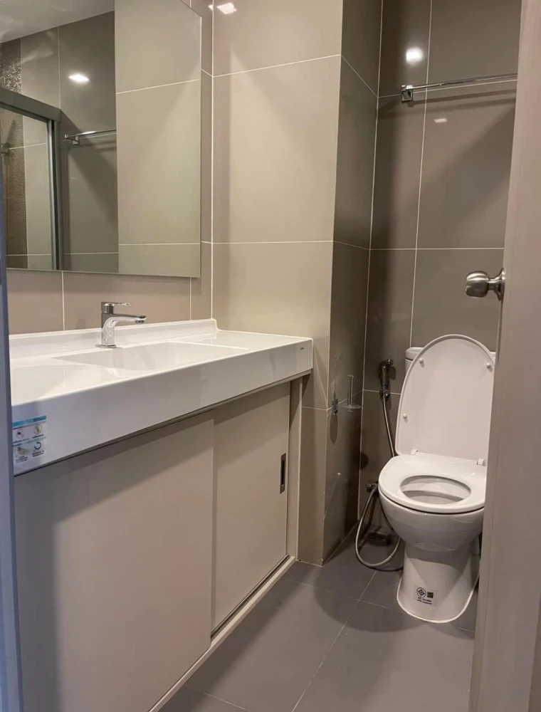 Condo for sale or rent: IDEO Rama 9-Asok. A nice room, just the right size, with built-in furniture in soothing tones. Great price. Reserve now!