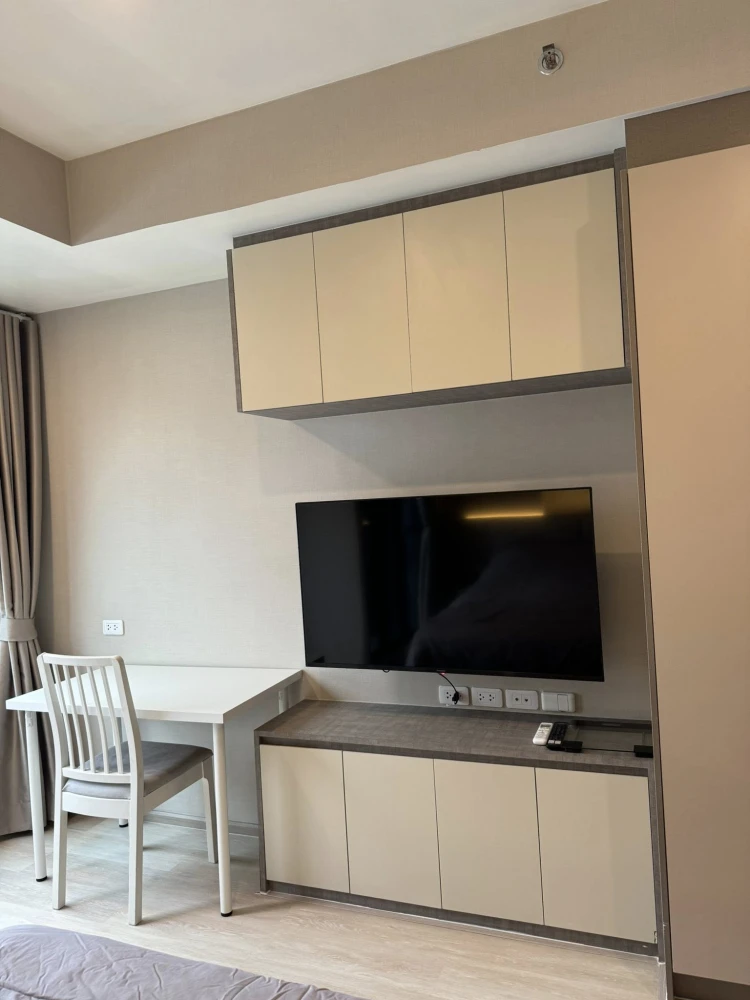 Condo for sale or rent: IDEO Rama 9-Asok. A nice room, just the right size, with built-in furniture in soothing tones. Great price. Reserve now!