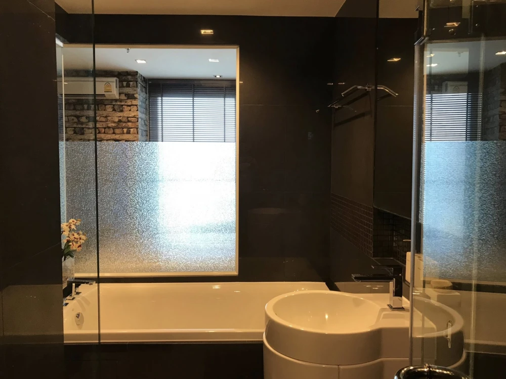 For sale or rent: Rhythm Sathon condo, spacious unit with ample living space, 33rd floor with high-floor views. Book yours today!