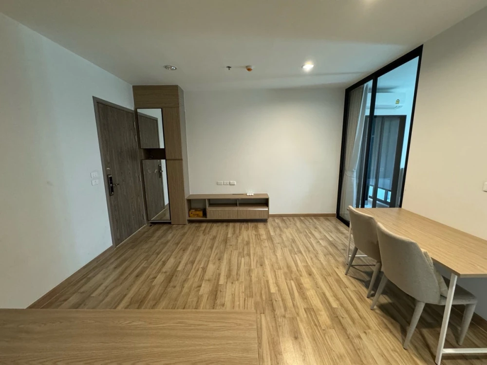 For sale or rent: Niche Mono Sukhumvit Bearing condo. Spacious unit with ample living space on the 31st floor, offering great views. Book now, don't w