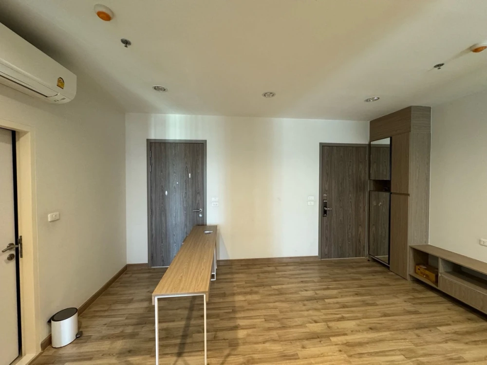 For sale or rent: Niche Mono Sukhumvit Bearing condo. Spacious unit with ample living space on the 31st floor, offering great views. Book now, don't w