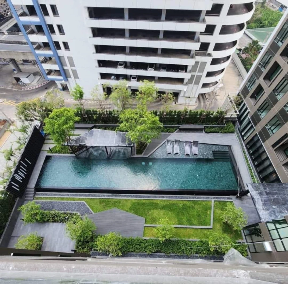 For sale, for rent, New Noble Ratchada-Ladprao condo, 1 bedroom, swimming pool view, good location, just bring your own things, move in now.