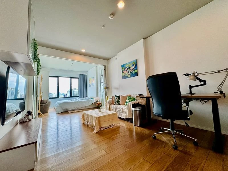 Condo for sale/rent: Blox 77. Spacious, ready-to-move-in unit, fully furnished, high floor, comfortable living. Reserve now!