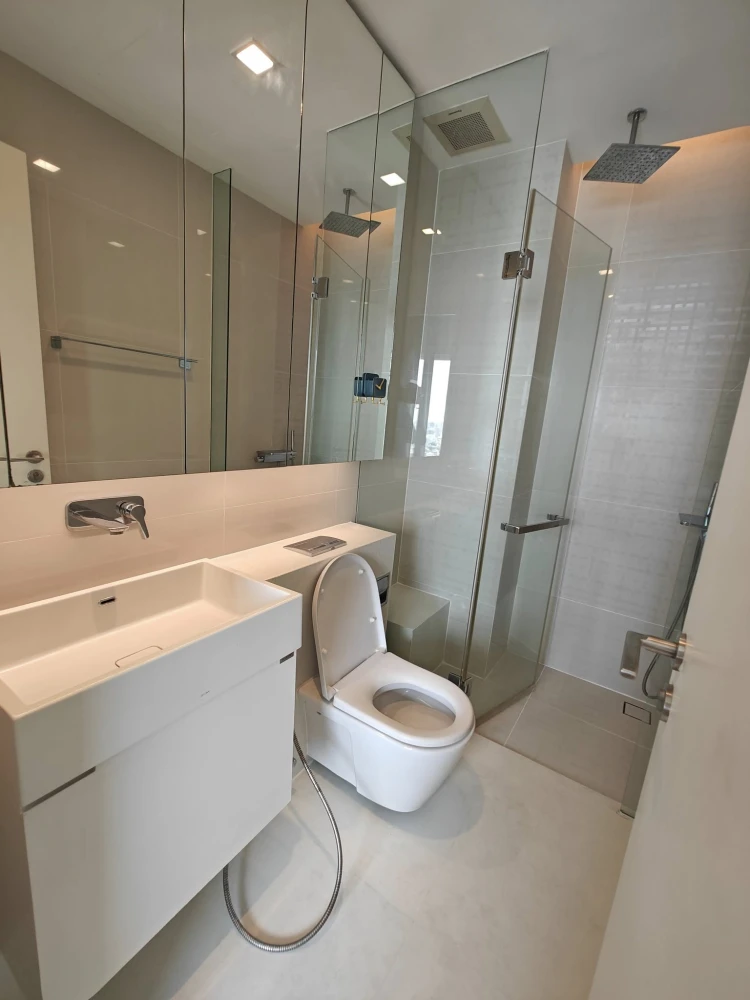 For sale, for rent!! Condo The Saint Residences, 32nd floor, Building C, convenient transportation, good price, hurry and book now!!