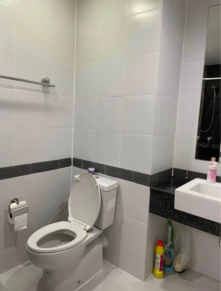 Condo for sale or rent, A Space Asoke-Ratchada, spacious swimming pool room with usable space with the best price, book now