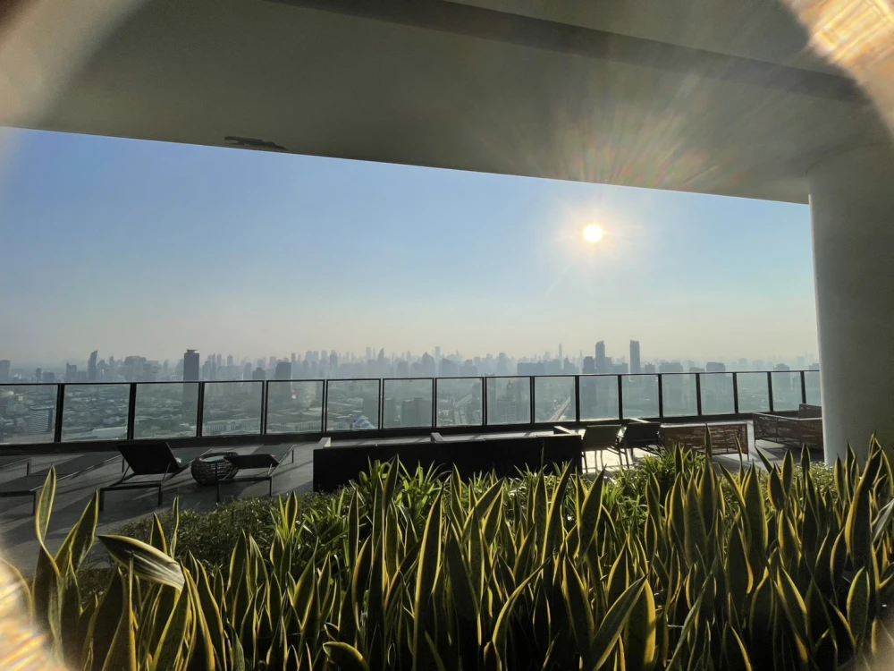 For sale, for rent, Condo Landmark at MRT Station, nice room, good usable space, you must hurry to reserve.