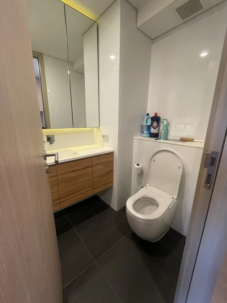 For sale, for rent, Condo Landmark at MRT Station, nice room, good usable space, you must hurry to reserve.