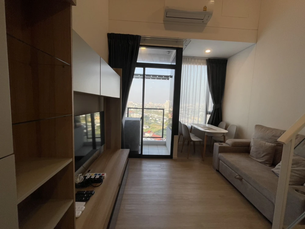 For sale, for rent, Condo Landmark at MRT Station, nice room, good usable space, you must hurry to reserve.