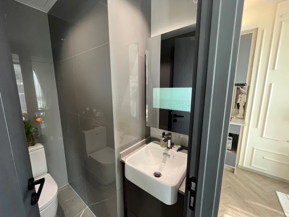 For sale or rent!! Ashton Silom Condo, 37th floor, beautiful room, fully furnished, ready to move in. Don't miss out!!