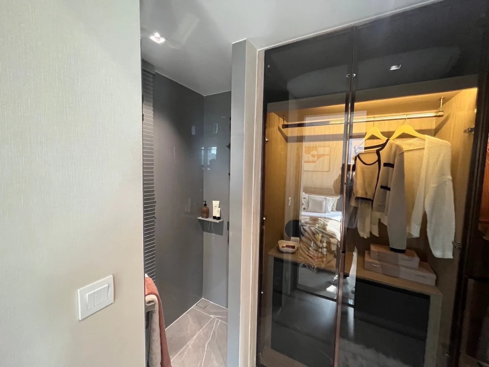 For sale or rent!! Ashton Silom Condo, 37th floor, beautiful room, fully furnished, ready to move in. Don't miss out!!