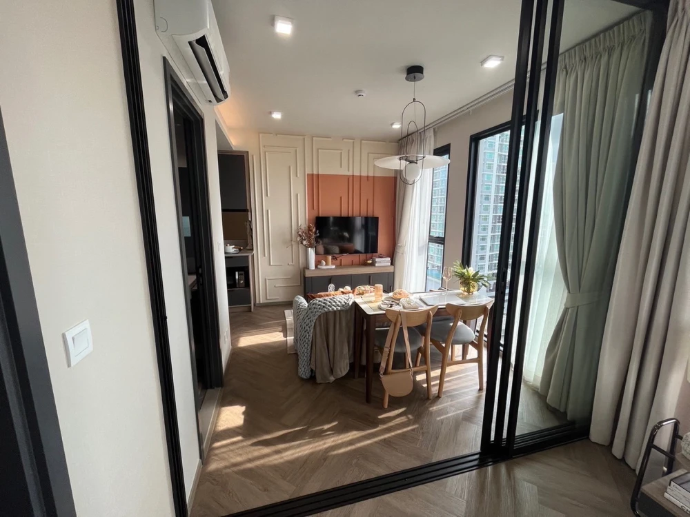 For sale or rent!! Ashton Silom Condo, 37th floor, beautiful room, fully furnished, ready to move in. Don't miss out!!