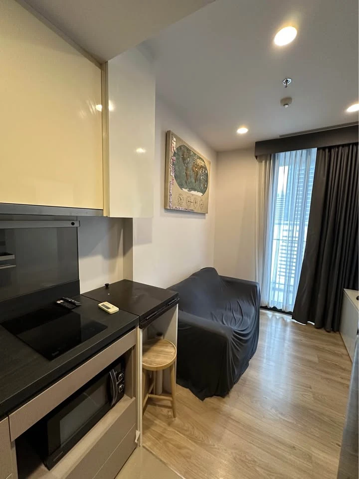 Oka House Sukhumvit 36, high floor room, good view, no building block, plus full furniture, pleasant location, suitable for investment. Hurry and make a reservation.