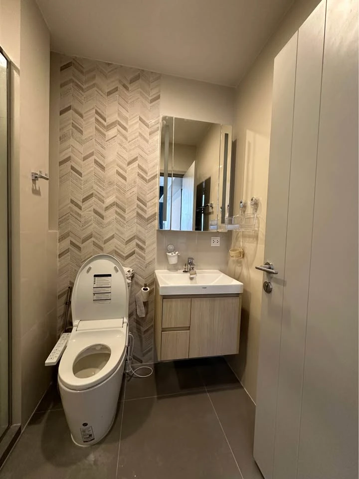 Oka House Sukhumvit 36, high floor room, good view, no building block, plus full furniture, pleasant location, suitable for investment. Hurry and make a reservation.