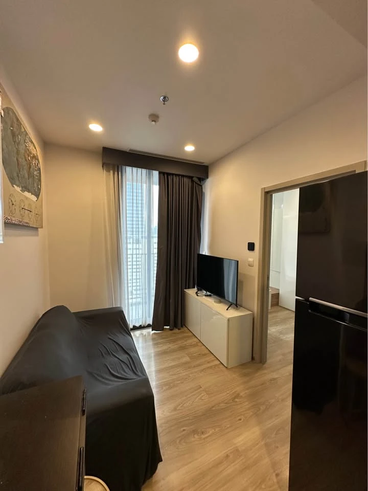 Oka House Sukhumvit 36, high floor room, good view, no building block, plus full furniture, pleasant location, suitable for investment. Hurry and make a reservation.