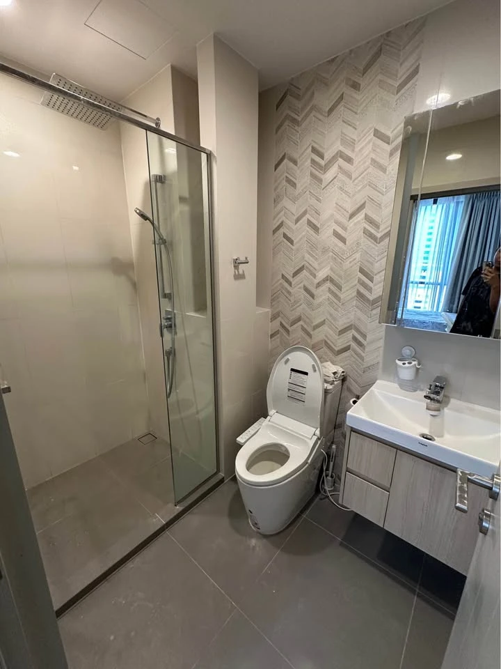 Oka House Sukhumvit 36, high floor room, good view, no building block, plus full furniture, pleasant location, suitable for investment. Hurry and make a reservation.