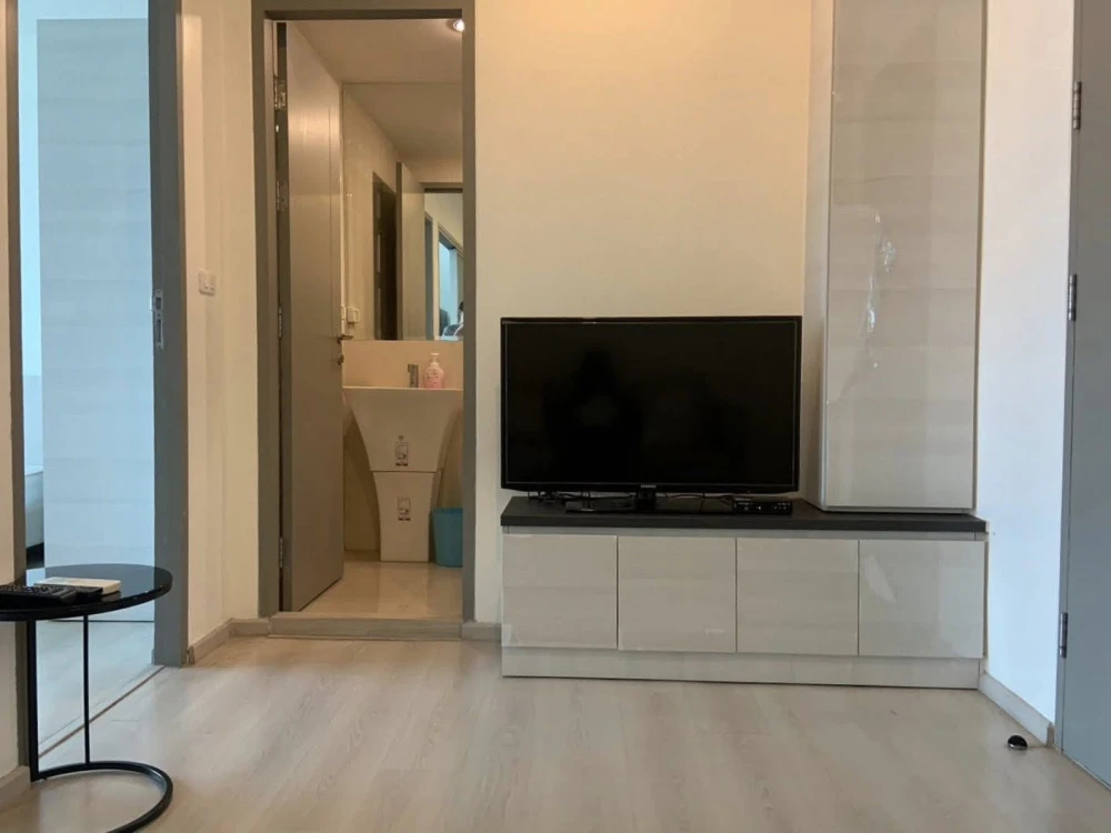 Sell for rent!! Condo Life Ratchadapisek, 11th floor, the room is divided into proportions. Nice leather sofa. Hurry up to reserve now!!