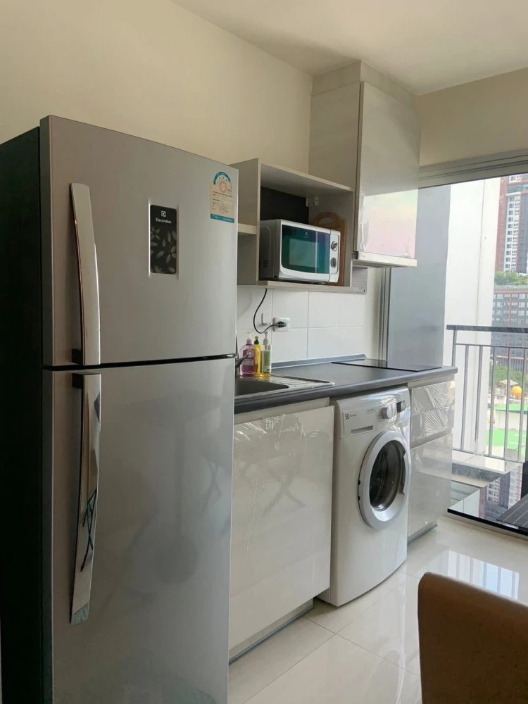 Sell for rent!! Condo Life Ratchadapisek, 11th floor, the room is divided into proportions. Nice leather sofa. Hurry up to reserve now!!