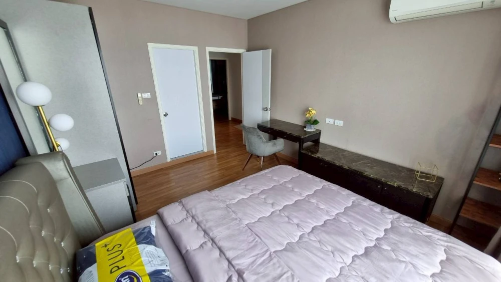 For sale, for rent, Lumpini Place condominium, Ratchada-Sathu, large room, comfortable, built-in furniture, complete electrical appliances, book now
