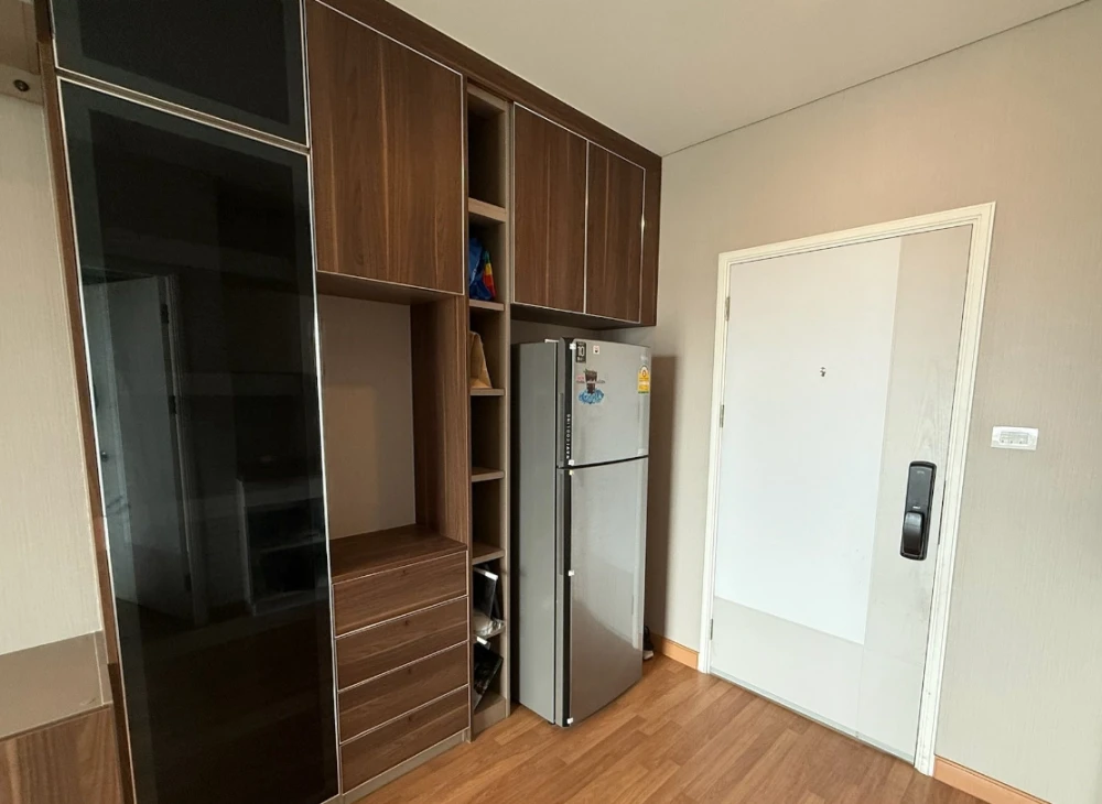 For sale, for rent, Lumpini Place Condo, Ratchada-Sathu, ready to move in, fully built-in throughout the room, lots of storage cabinets, ready to move