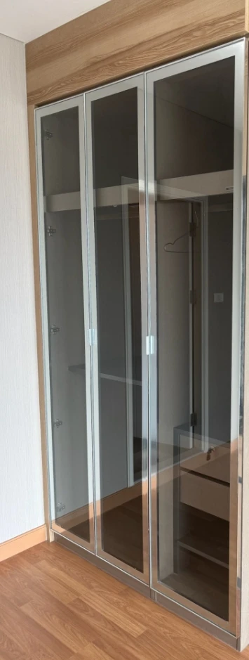 For sale, for rent, Lumpini Place Condo, Ratchada-Sathu, ready to move in, fully built-in throughout the room, lots of storage cabinets, ready to move