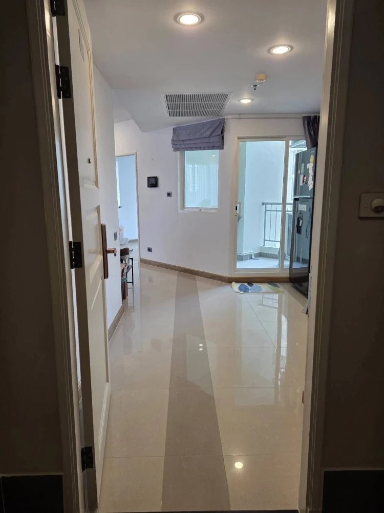 For sale or rent: Supalai Wellington Condo, 1 large and comfortable unit on the 5th floor with an unobstructed view. This is the first floor without a