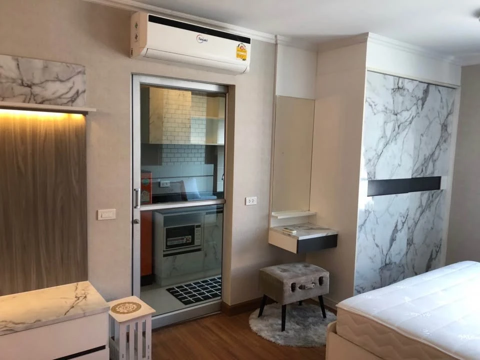 For sale, for rent, Zoom Condo Place, decorated with awesome wallpaper, complete with furniture set, book now, you won't be disappointed.