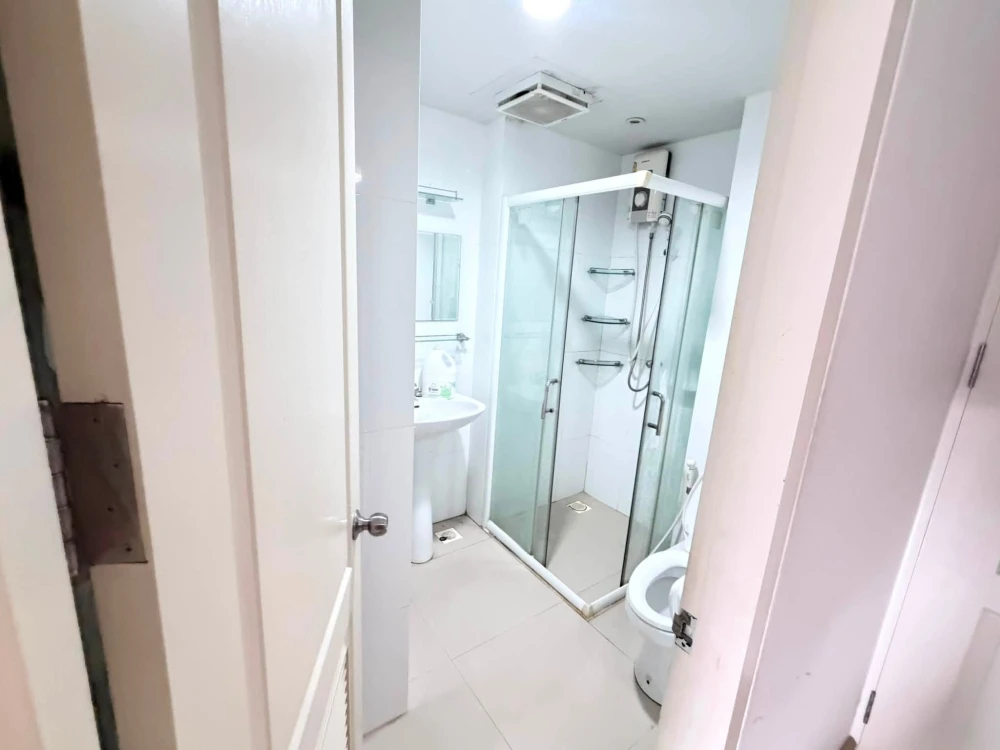 For sale/rent: The Escape Condominium, Sukhumvit 101/1, great location, fully furnished, swimming pool view. Hurry, it will be gone soon.