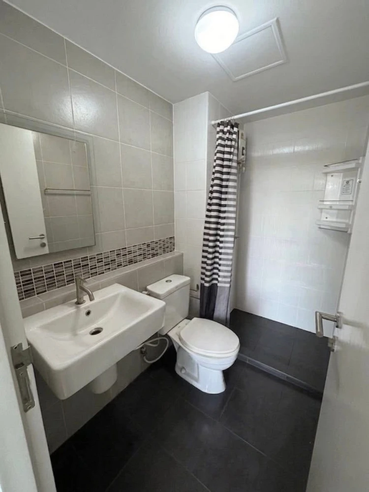 For sale or rent: D Condo On Nut - Rama 9. Excellent condition, fully furnished with appliances. Don't miss out!