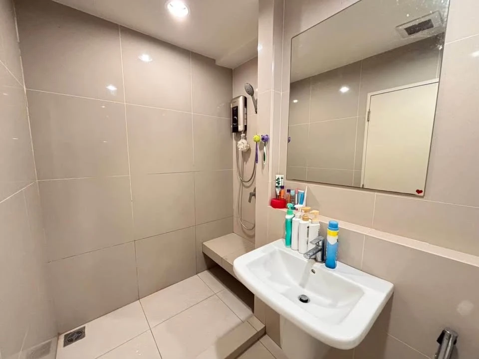 For sale or rent: Niche Mono Sukhumvit-Puchao. Spacious and comfortable room with full furniture. Don't miss it!