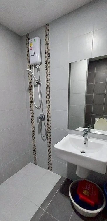 For sale or rent: B Condo Phahonyothin. The room faces north. The afternoon sun doesn't shine, it's not hot. The room number is in accordance with Fen