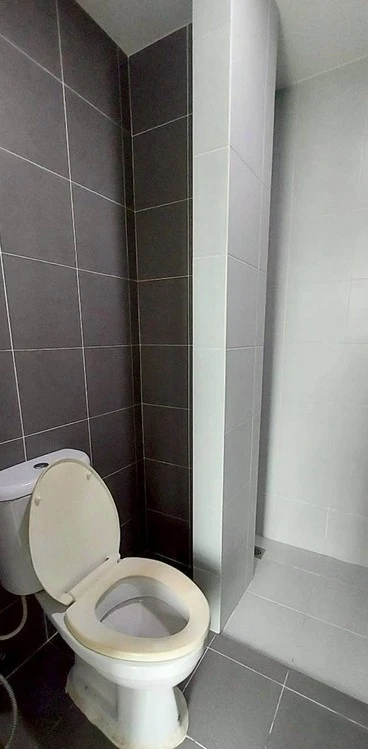 For sale or rent: B Condo Phahonyothin. The room faces north. The afternoon sun doesn't shine, it's not hot. The room number is in accordance with Fen