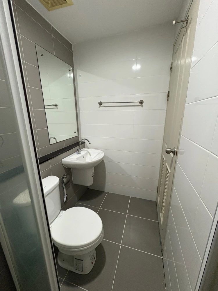For rent or sale, B-Loft Sukhumvit 115 comes with full decoration. Super convenient. Hurry up to reserve now. Hurry up.