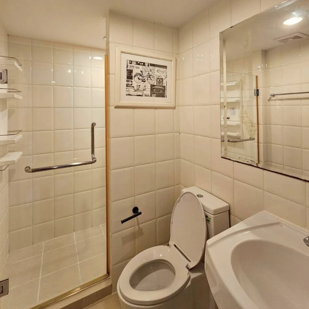 For sale or rent, Baan Navatara, very beautifully decorated room. The room is spacious. Complete electrical appliances, ready to move in