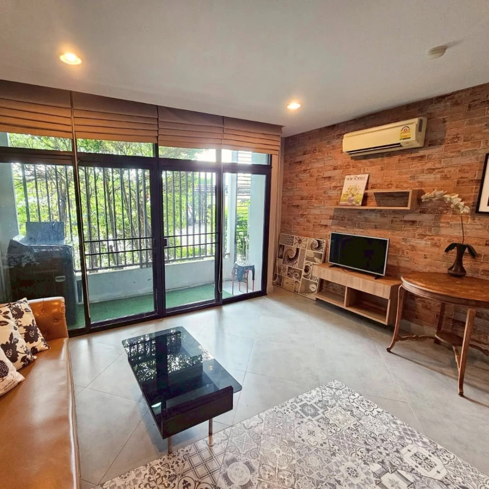 For sale or rent, Baan Navatara, very beautifully decorated room. The room is spacious. Complete electrical appliances, ready to move in