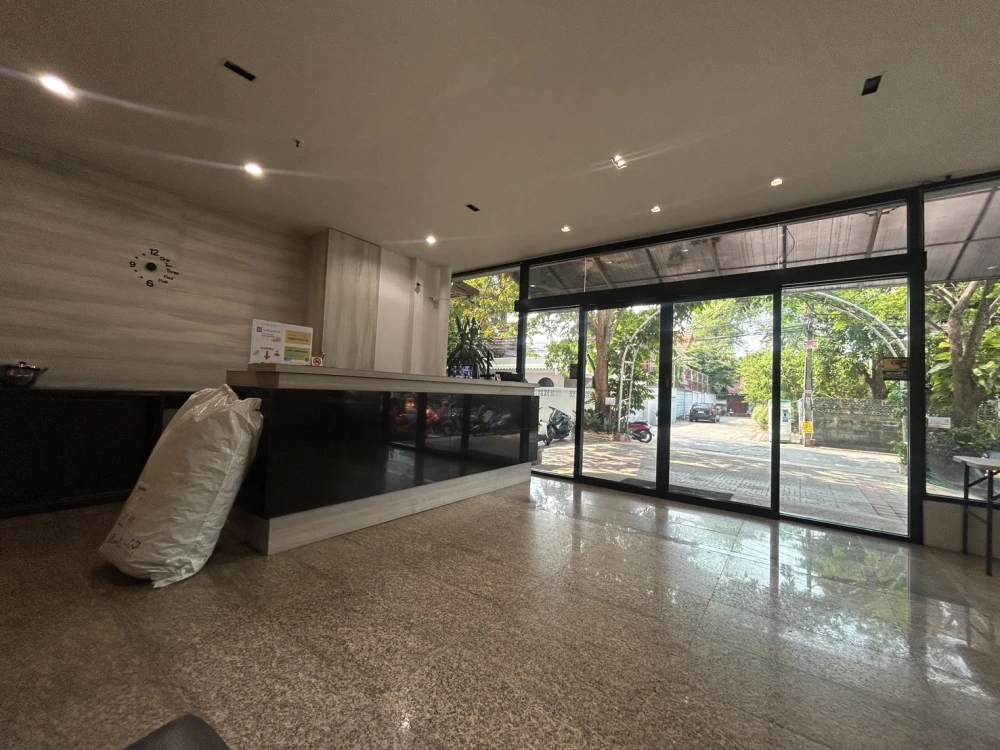 For sale or sale: P. Thana Tower, 4th floor, room near the swimming pool, condo, good location, near MRT Chokchai 4, hurry and reserve now!