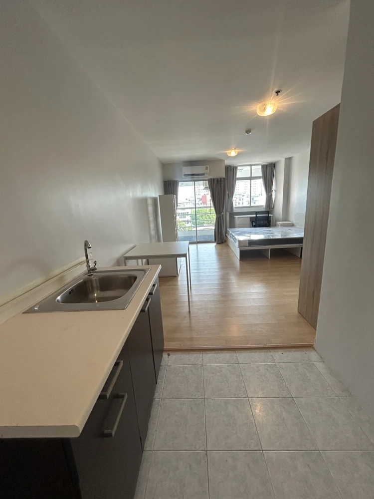 For sale or sale: P. Thana Tower, 4th floor, room near the swimming pool, condo, good location, near MRT Chokchai 4, hurry and reserve now!