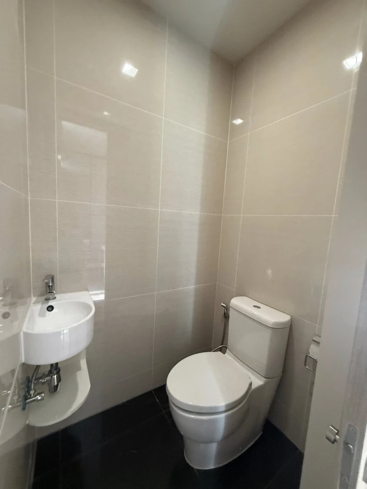For sale or rent: Park 24 Origin Phrom Phong, combined unit, 23rd floor. The unit has a bathtub and a washer/dryer. Don't miss out!