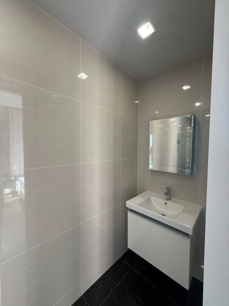 For sale or rent: Park 24 Origin Phrom Phong, combined unit, 23rd floor. The unit has a bathtub and a washer/dryer. Don't miss out!