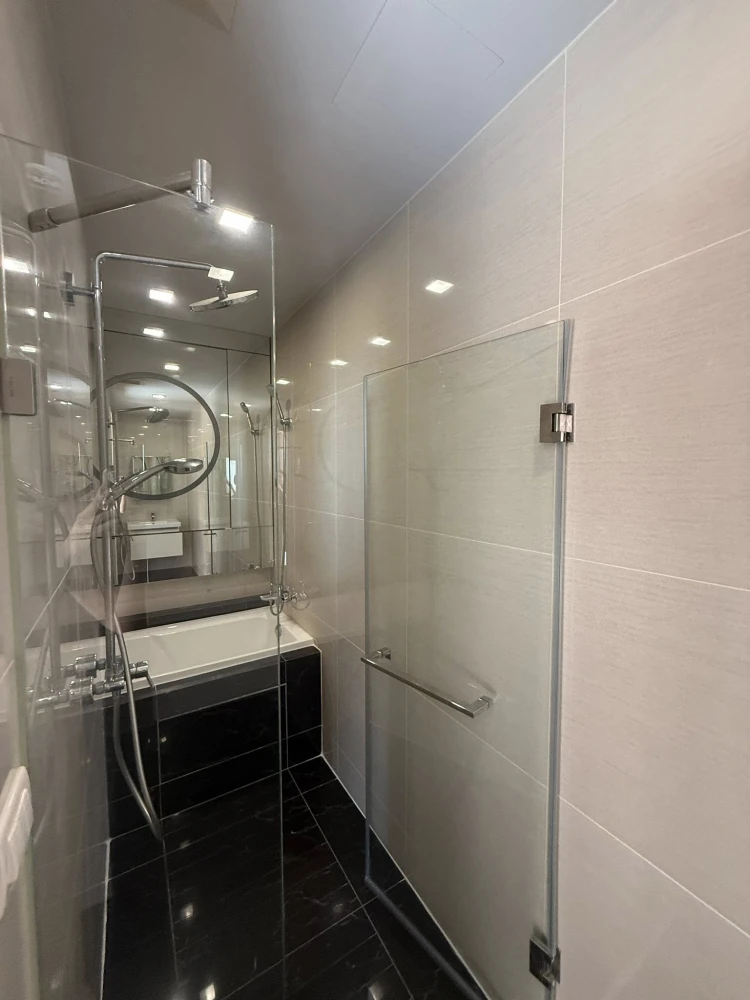 For sale or rent: Park 24 Origin Phrom Phong, combined unit, 23rd floor. The unit has a bathtub and a washer/dryer. Don't miss out!