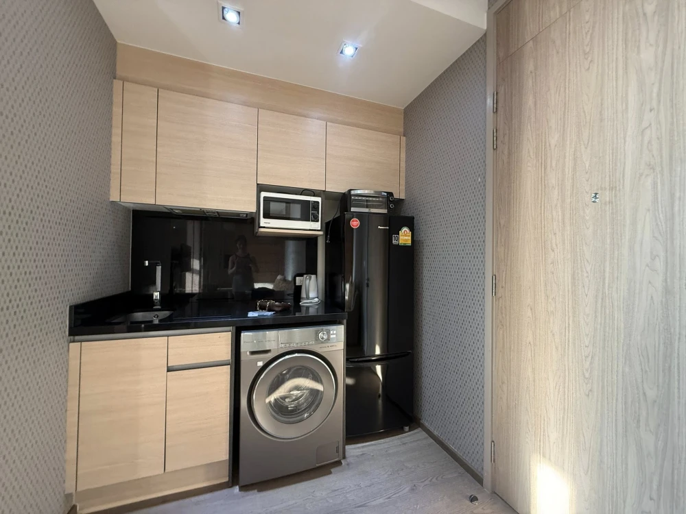 For sale or rent: Park 24 Origin Phrom Phong, combined unit, 23rd floor. The unit has a bathtub and a washer/dryer. Don't miss out!