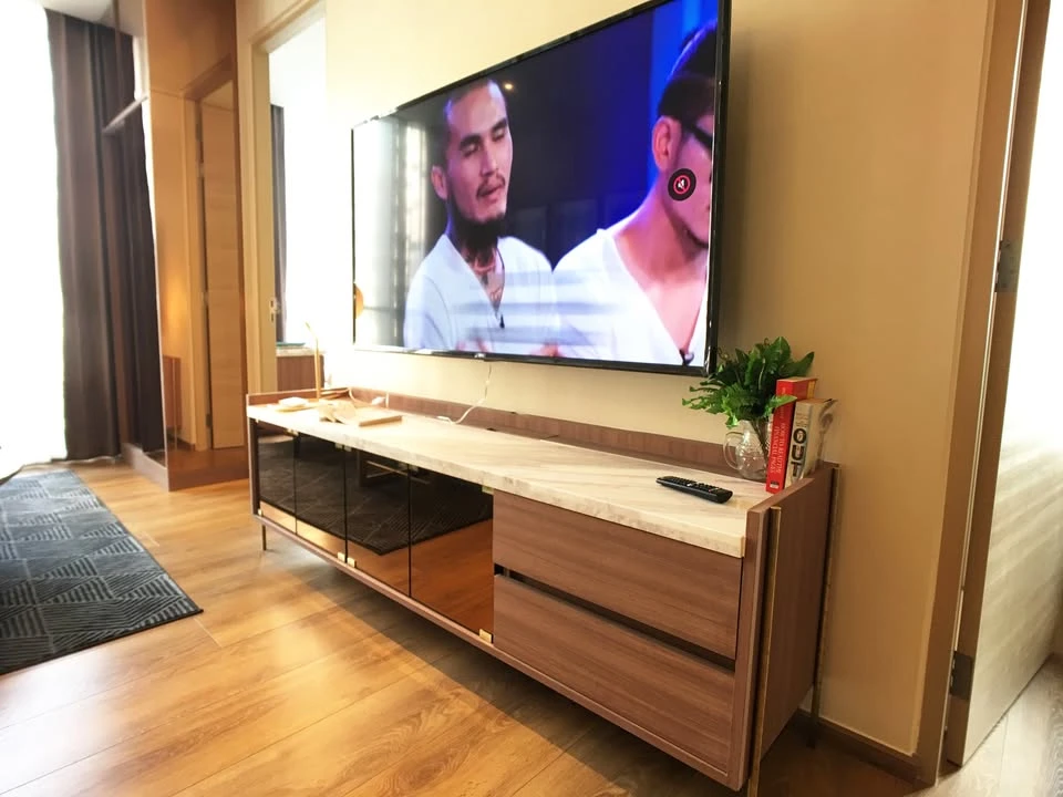 For sale, for rent, Park 24 Origin Phrom Phong. This room has a large living room, comfortable living, with quality furniture, very worth booking.